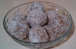 Almond and dried fruit Bliss Balls